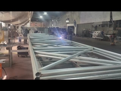 Puerta de cercas metálicas en proceso de soldadura para la exportación