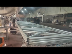 El marco de la cerca está siendo soldado y pulido.