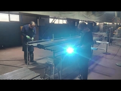 Los accesorios de los postes de cercas están siendo soldados en el poste.