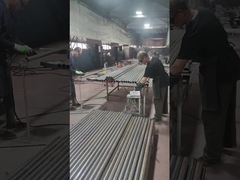 El poste de la cerca está siendo pulido y lijado.