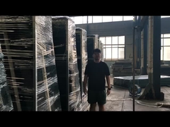 Valla anti-escalada negra con soporte vertical