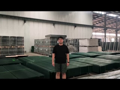 V malla de seguridad de la cerca tiene un color diferente