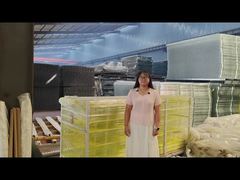 Embalaje de palets con valla de protección de borde