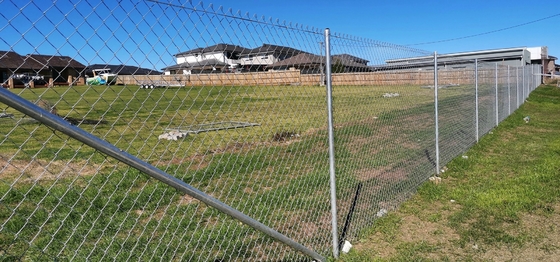 Resistente a la corrosión duradero en caliente sumergido galvanizado Cyclone malla de tejido Chain Link Valla para instalaciones deportivas