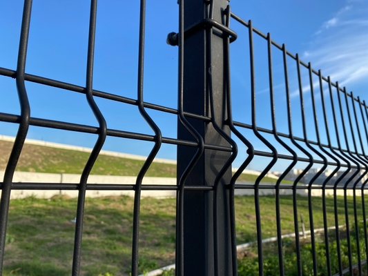 Jardín de PVC revestido con V Doblaje 3D Curva de alambre de malla soldada cerco de metal exterior panel de cerca 3D con poste de forma de melocotón