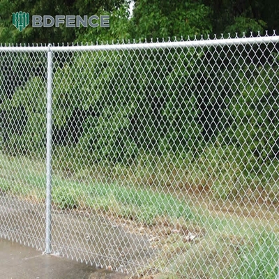 Resistente a la corrosión duradero en caliente sumergido galvanizado Cyclone malla de tejido Chain Link Valla para instalaciones deportivas