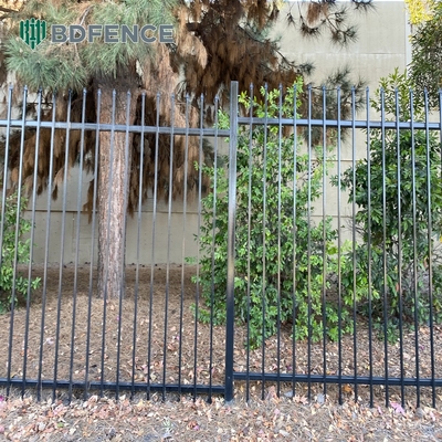 Paneles de cercas de aluminio tubulares de metal recubierto en polvo negro con picos de lanza superior 30.000 kg Puertas de cercas de peso bruto único