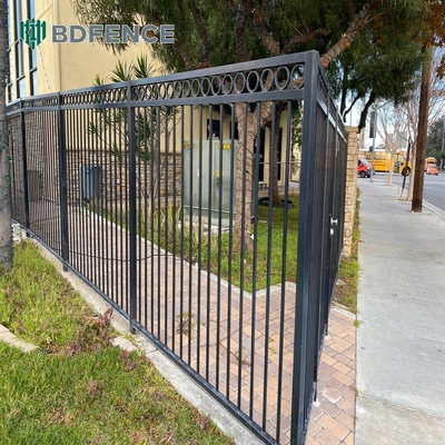 Paneles de cercas de aluminio tubulares de metal recubierto en polvo negro con picos de lanza superior 30.000 kg Puertas de cercas de peso bruto único