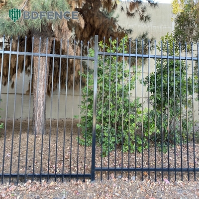 Paneles de cercas de aluminio tubulares de metal recubierto en polvo negro con picos de lanza superior 30.000 kg Puertas de cercas de peso bruto único
