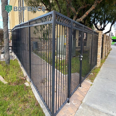 Paneles de cercas de aluminio tubulares de metal recubierto en polvo negro con picos de lanza superior 30.000 kg Puertas de cercas de peso bruto único