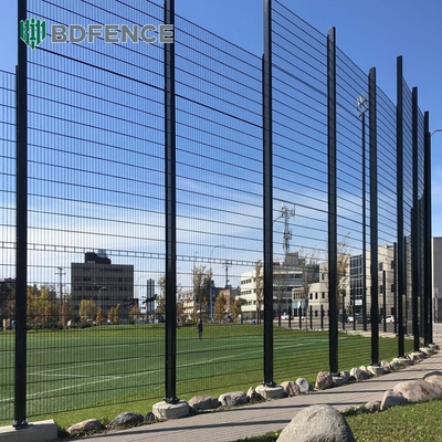 358 Recinto revestido de PVC antiascensión Pared de borde Diseño de parrilla Vista despejada