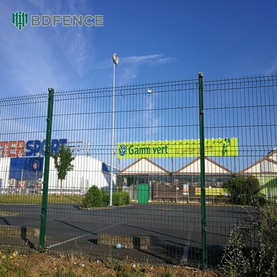 Jardín de PVC revestido con V Doblaje 3D Curva de alambre de malla soldada cerco de metal exterior panel de cerca 3D con poste de forma de melocotón