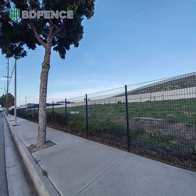 Recinto de malla metálica de alambre de 5 mm RAL 6005 Recinto 3D revestido con polvo verde Panel de cerca triangular de flexión Recinto para sitio de construcción