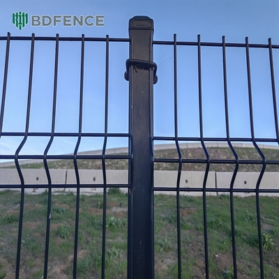 Recinto de malla metálica de alambre de 5 mm RAL 6005 Recinto 3D revestido con polvo verde Panel de cerca triangular de flexión Recinto para sitio de construcción