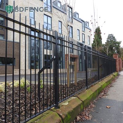 Valla Tubular Duradera de Acero Fabricada con Tubo de Acero Galvanizado con Tratamiento Superficial con Recubrimiento en Polvo para Resistencia a la Corrosión y Larga Duración