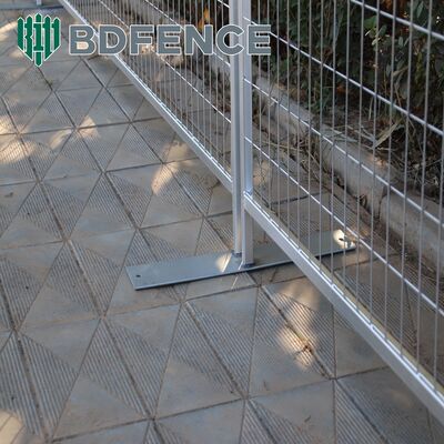 Panel de cercas temporales estándar de la UA 2.1x2.4m Acero galvanizado Cercas temporales de construcción portátiles con patas / abrazaderas para la seguridad