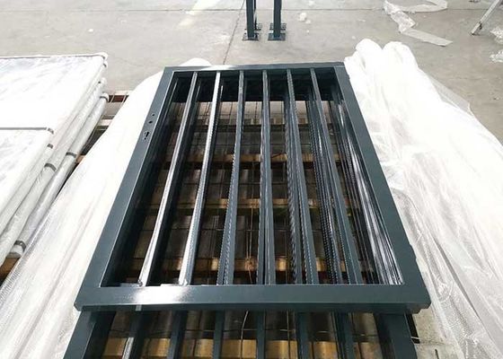 Decoración de jardín Puerta de cerca de acero de 2 m con puerta doble Tratada térmicamente con madera marco de PVC malla de alambre soldada 3D modelo curvo Se