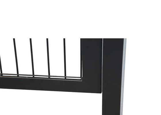 Decoración de jardín Puerta de cerca de acero de 2 m con puerta doble Tratada térmicamente con madera marco de PVC malla de alambre soldada 3D modelo curvo Se