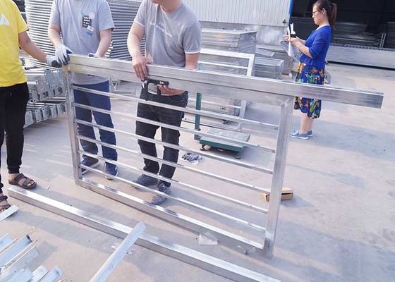 Decoración de jardín Puerta de cerca de acero de 2 m con puerta doble Tratada térmicamente con madera marco de PVC malla de alambre soldada 3D modelo curvo Se