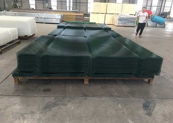 Cercas de perímetro de seguridad con tamaño de apertura de 76 * 25mm y tratamiento de superficie recubierto de polvo Diseño antiascenso