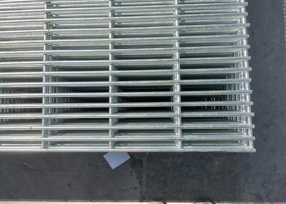 Cercas de perímetro de seguridad con tamaño de apertura de 76 * 25mm y tratamiento de superficie recubierto de polvo Diseño antiascenso