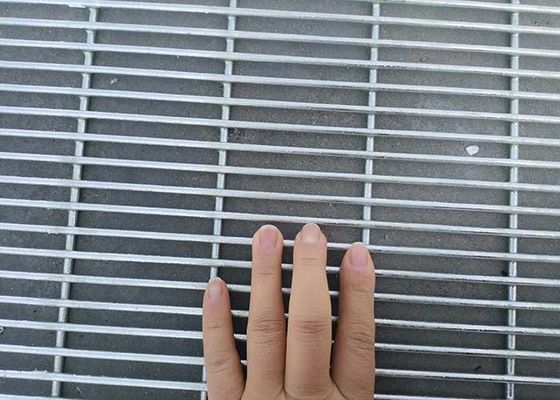 Cercas de perímetro de seguridad con tamaño de apertura de 76 * 25mm y tratamiento de superficie recubierto de polvo Diseño antiascenso