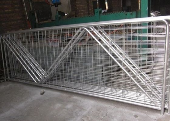 El carbono N de acero mecanografía las puertas de la granja del metal de los 2.5m