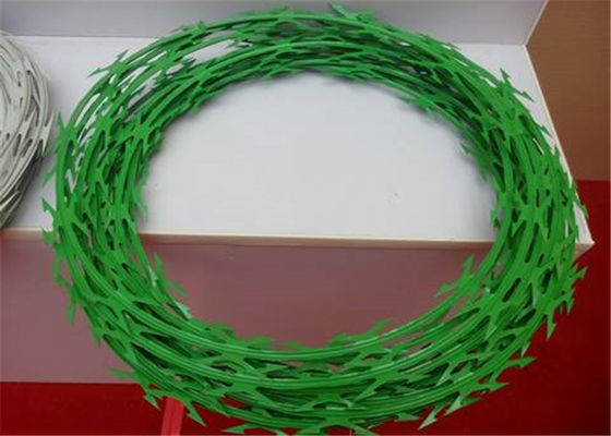 El Pvc de acero del alambre de la maquinilla de afeitar de Hgmt 2.5m m cubrió el color verde de púas para la cerca Panels Livestock