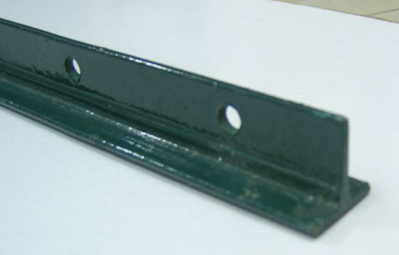 El Pvc del color verde cubrió el poste tachonado de T 6 pies para la cerca del metal del campo