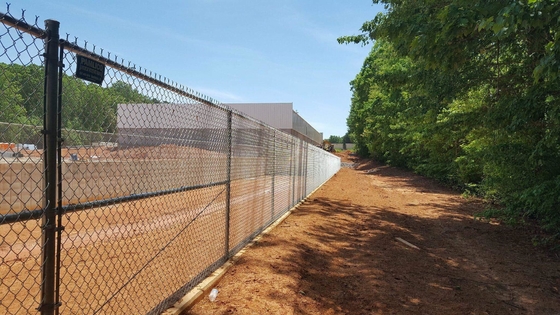 Resistente a la corrosión duradero en caliente sumergido galvanizado Cyclone malla de tejido Chain Link Valla para instalaciones deportivas