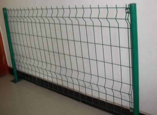 la cerca 3d de los 4ft galvanizó el poste soldado con autógena de la ronda de 50 * 200 milímetros